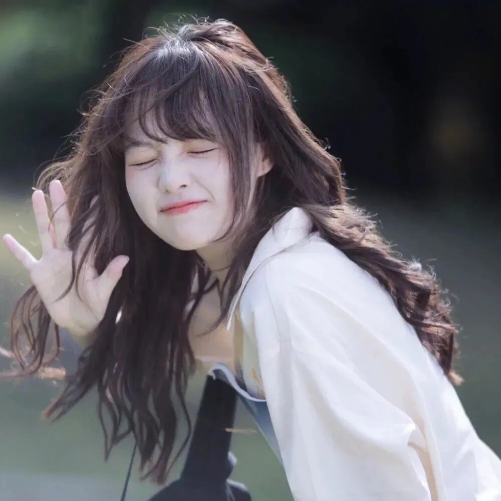 小鬼头上的女人